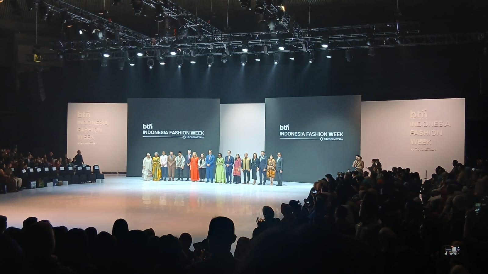 Ulos Simetria, Cerita Keseimbangan Tradisi dan Inovasi di BTN Indonesia Fashion Week 2026